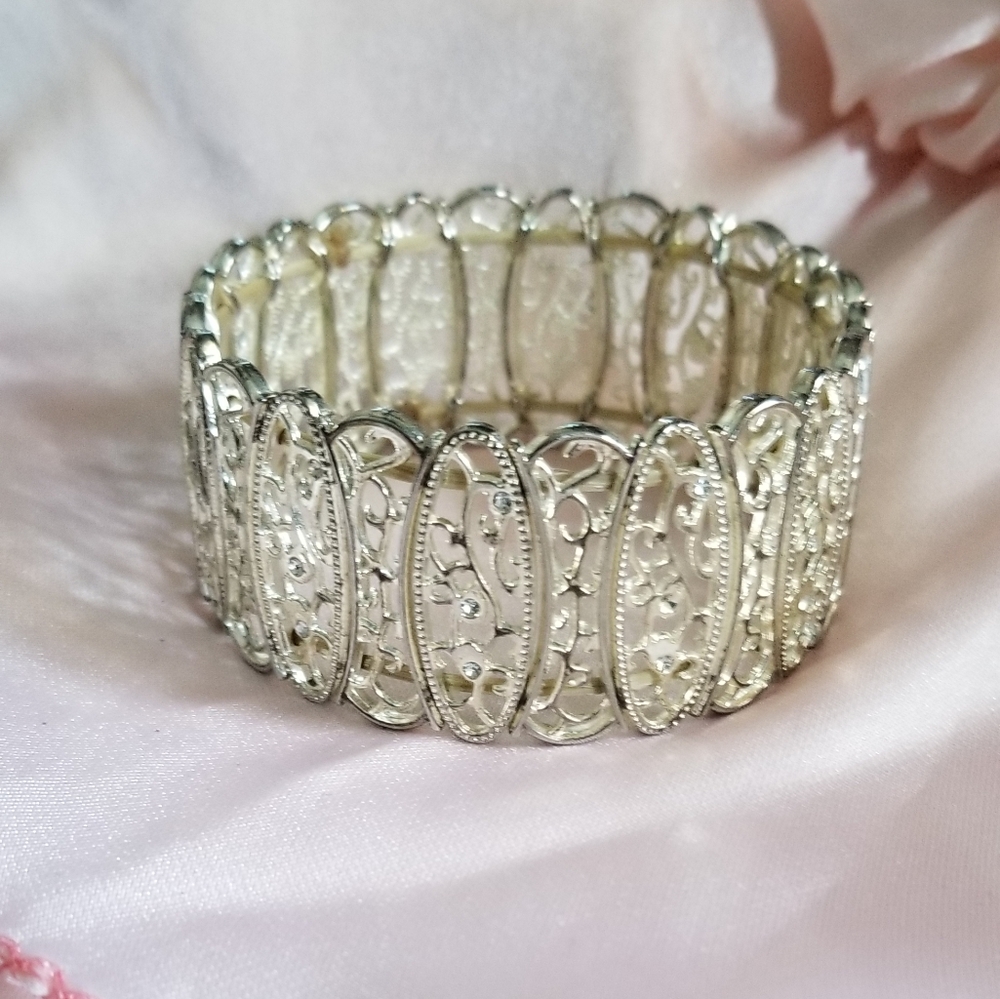 Metallic lace stretch bracelet